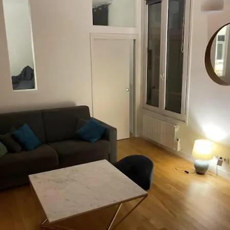Quiet And Bright Apt In The 11Th District Of Paris *